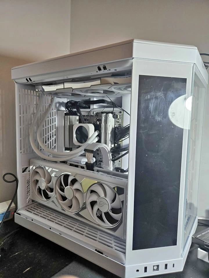 Hyte Y70 touch infinity high end pc case