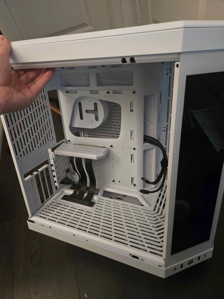 Hyte Y70 touch infinity high end pc case - photo 2