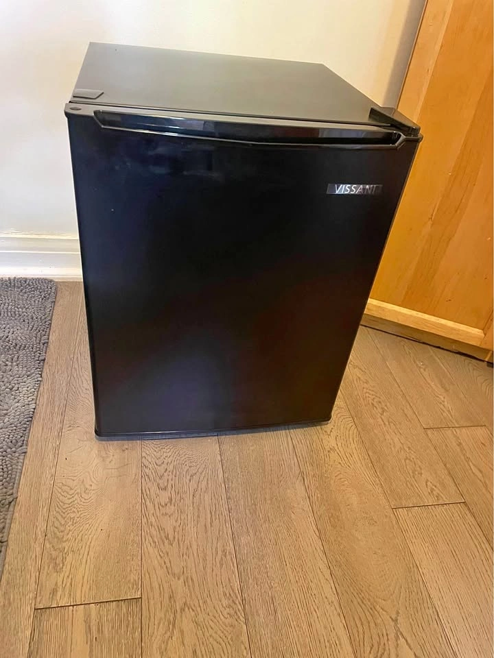 Vissani mini fridge new