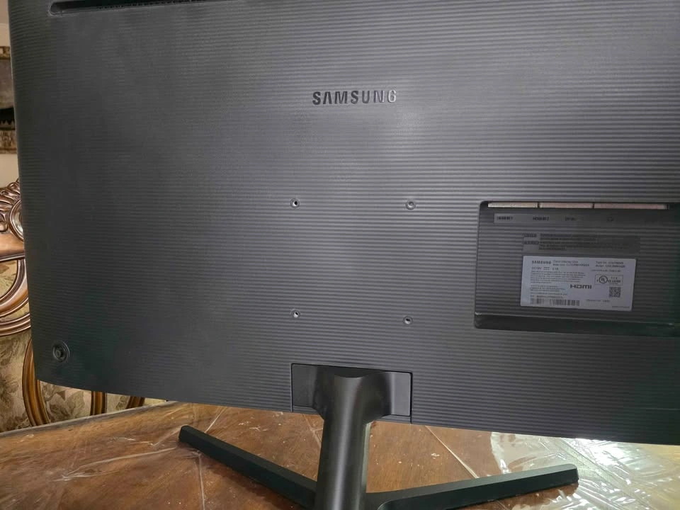 Samsung 32" 4K UHD Monitor - photo 3