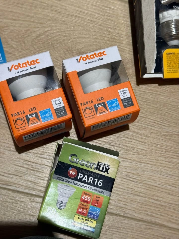 Bundle of LED, Smart & Specialty Light Bulbs + Smart Plug (New) - photo 3