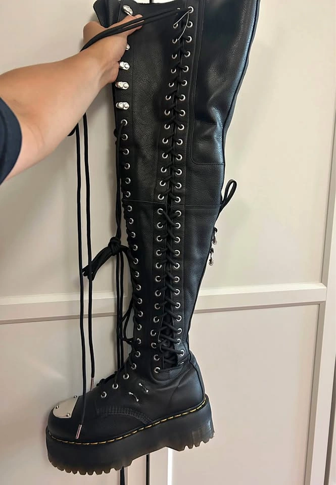 Dr. Martens Size 8 boots 28i XTRM MAX Virginia leather