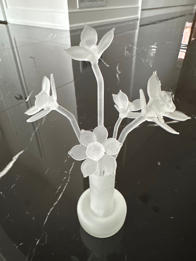 Vintage frosted glass vase with flowers - photo 2