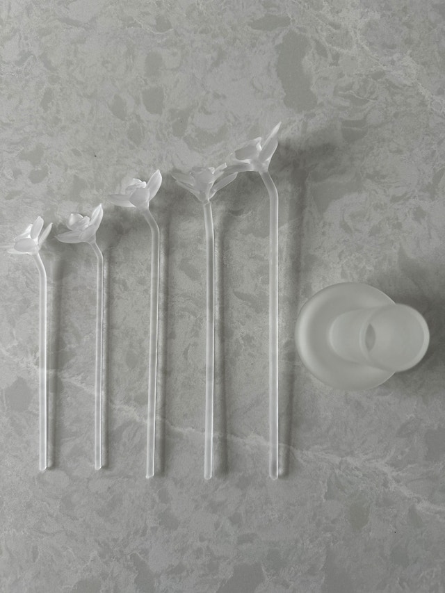 Vintage frosted glass vase with flowers - photo 3