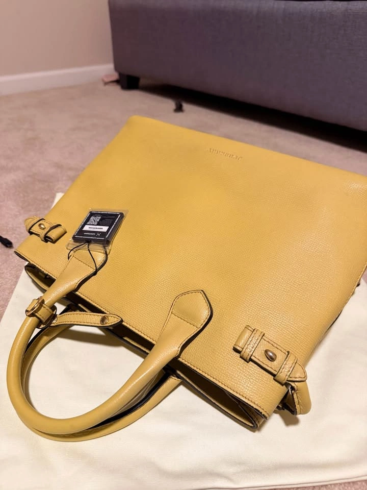 Authentic Burberry Banner Tote Medium - photo 2