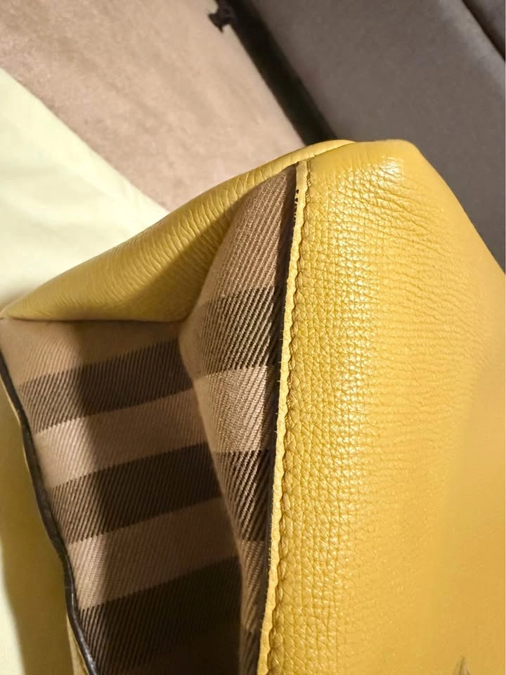 Authentic Burberry Banner Tote Medium - photo 5