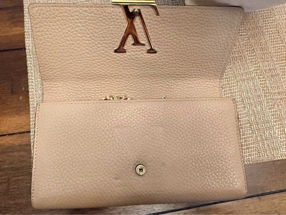 Authentic Louis Vuitton Capucines Wallet - photo 5