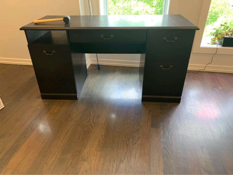 Desk - photo 2