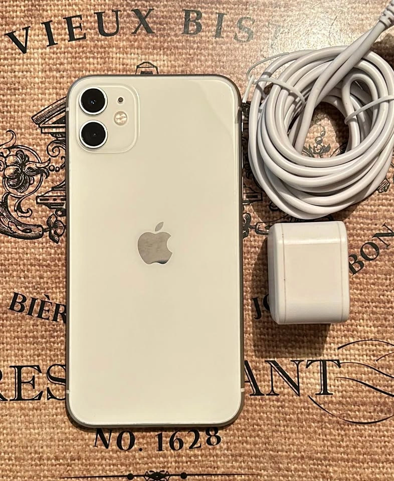 (84%) iPhone 11 128GB - Great Con (No Face ID) + Accessories