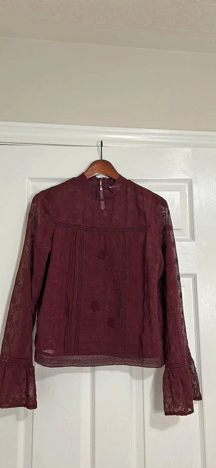 willow & clay Burgundy Embroidered Lace Bell Sleeve Blouse M