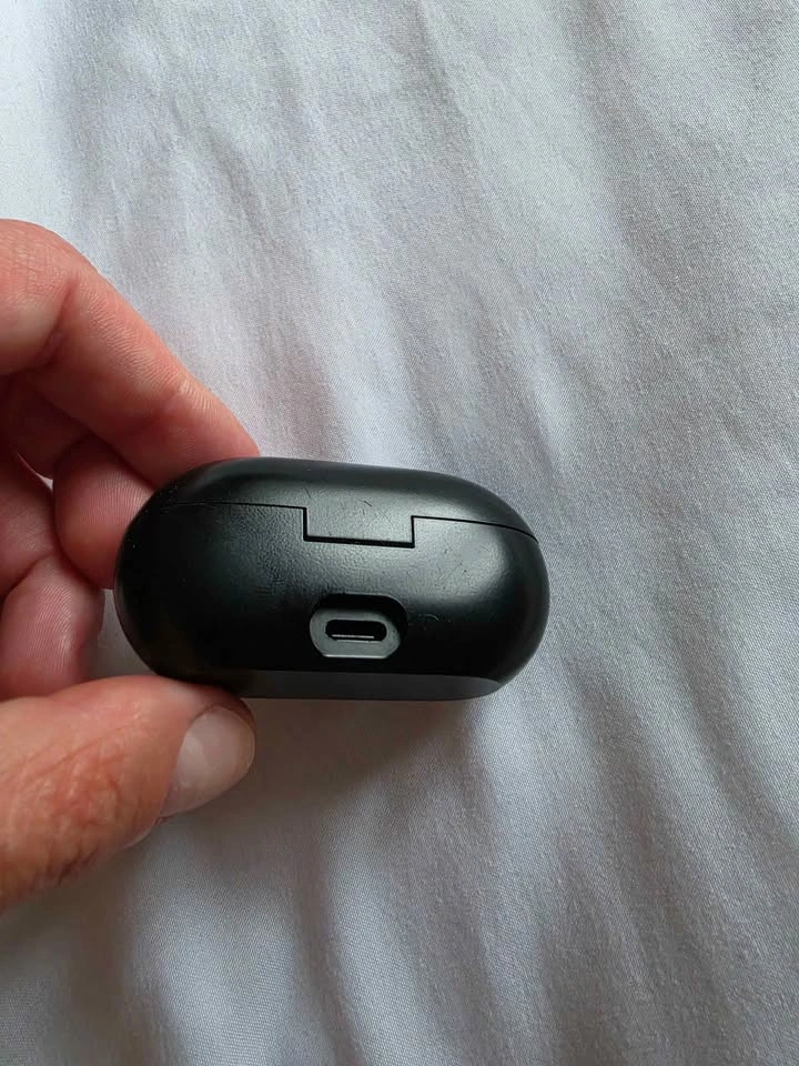 FREE - Beats Charging Case (Case Only - No Earbuds) - photo 2