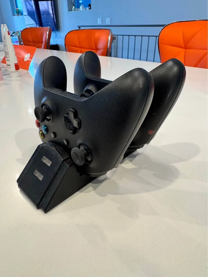 Xbox One X 1TB Console - photo 3