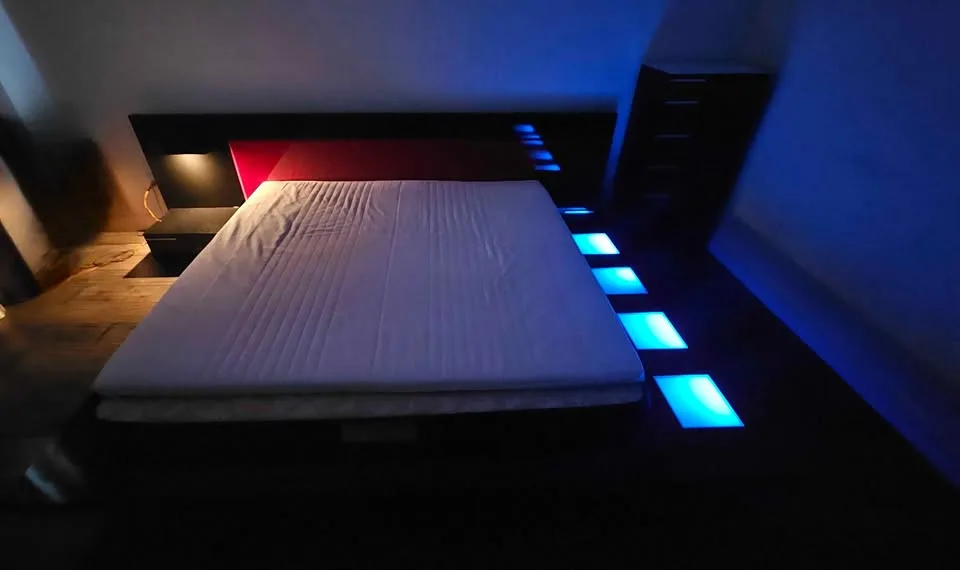 King bed with drawer chest and 2 nightstands image indicator(2)