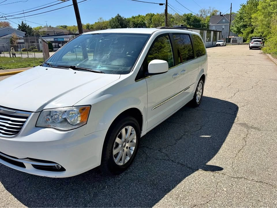 2016 Chrysler Town & Country Touring Minivan 4D