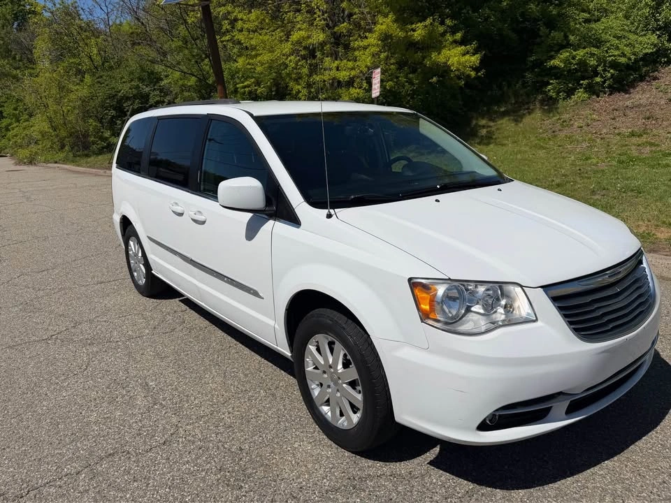 2016 Chrysler Town & Country Touring Minivan 4D - photo 2