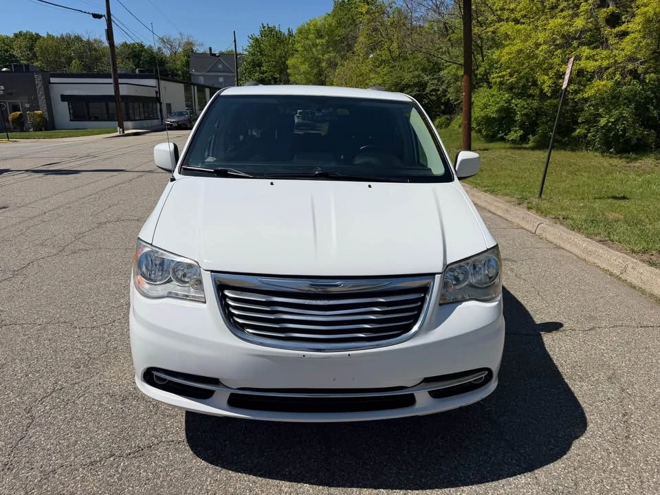2016 Chrysler Town & Country Touring Minivan 4D - photo 3
