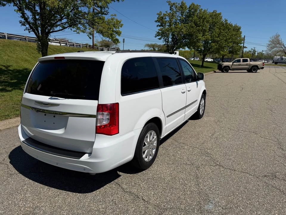 2016 Chrysler Town & Country Touring Minivan 4D - photo 4