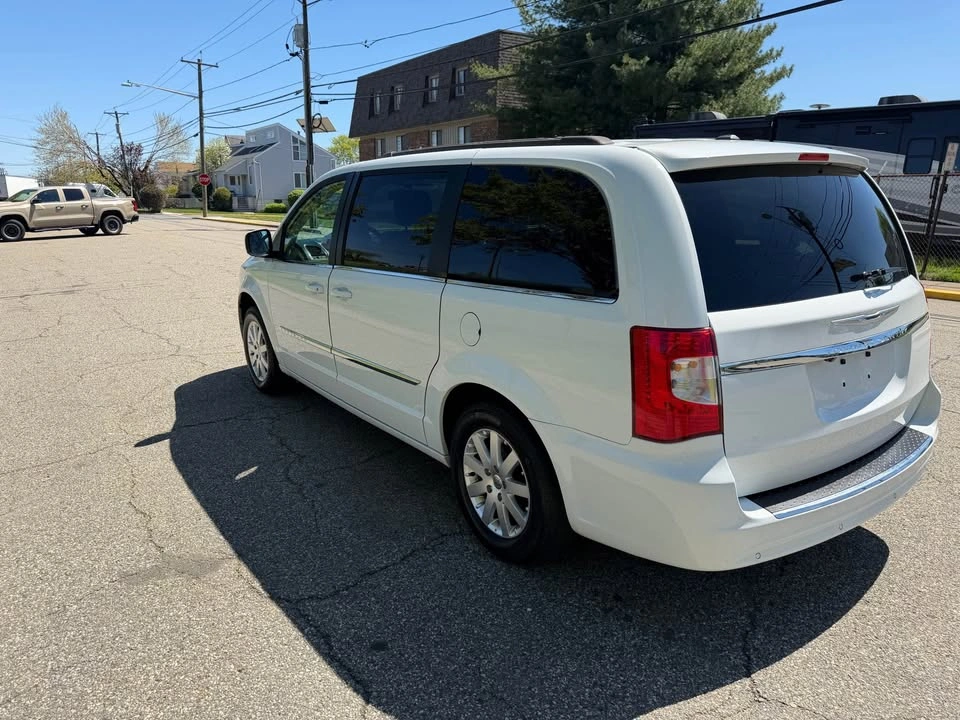 2016 Chrysler Town & Country Touring Minivan 4D - photo 5