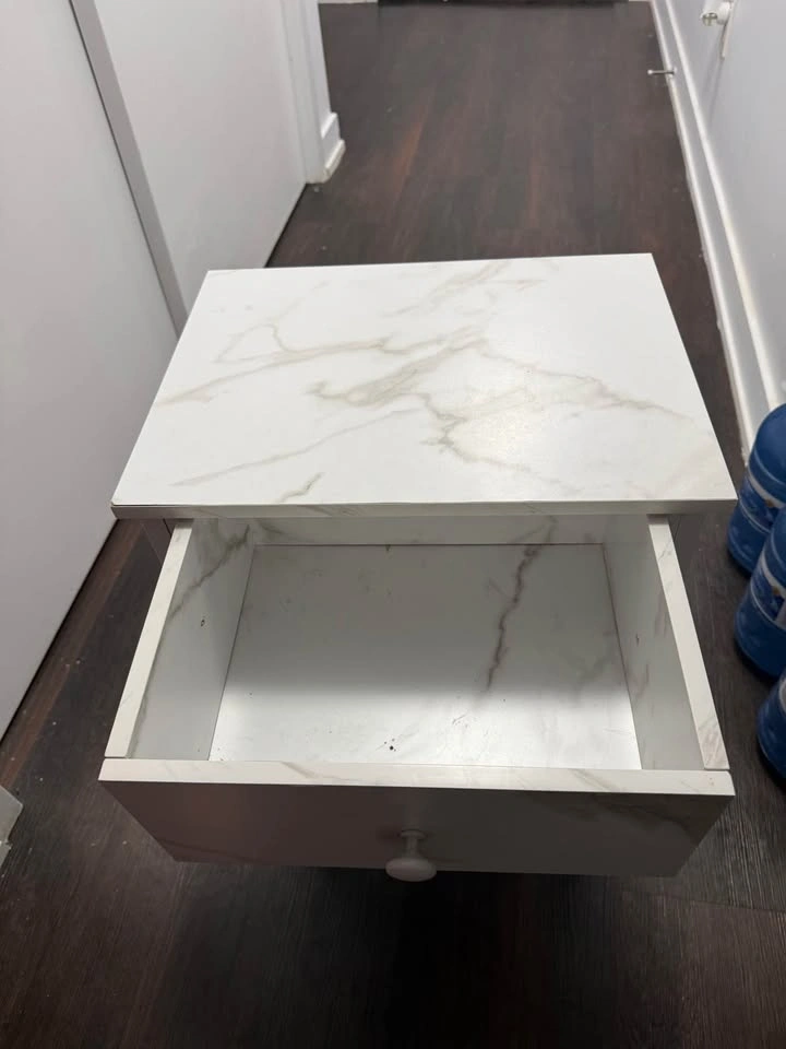 2 x Marble-like white and grey bedside night tables - photo 2