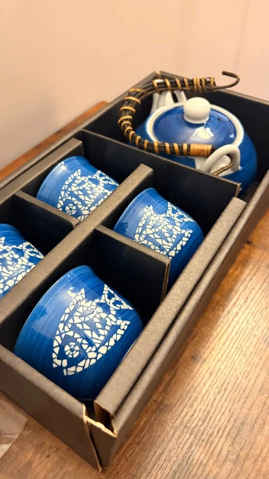 Japanese Porcelain Tea Set | Teapot, 4 Cups & Infuser - photo 2