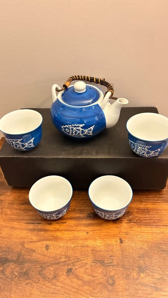 Japanese Porcelain Tea Set | Teapot, 4 Cups & Infuser - photo 3