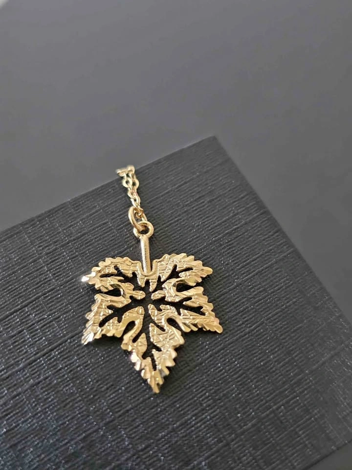 10K Gold Italy Leaf Pendant Necklace
