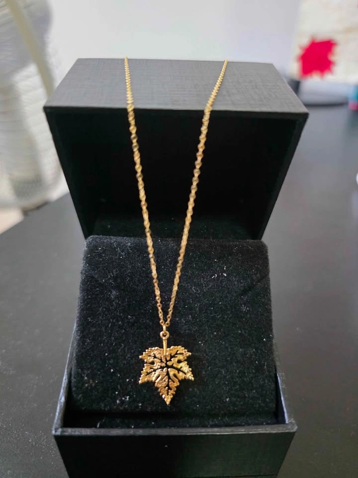 10K Gold Italy Leaf Pendant Necklace - photo 4