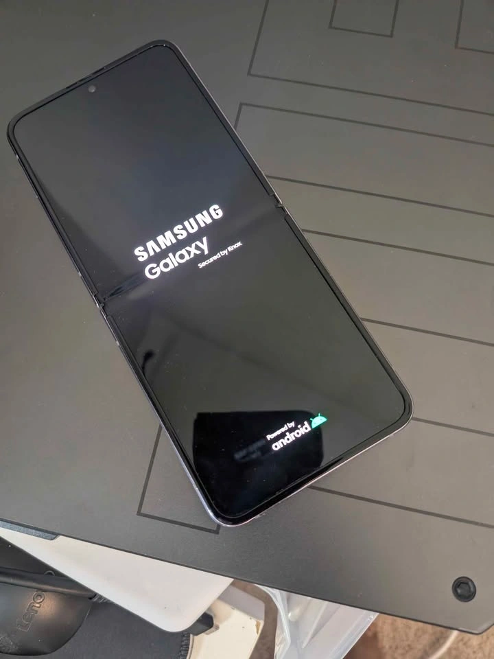 Samsung Galaxy flip 4 - photo 2