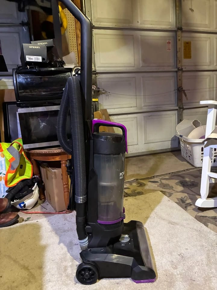 Bissell Powerforce bagless upright vacuum - photo 4