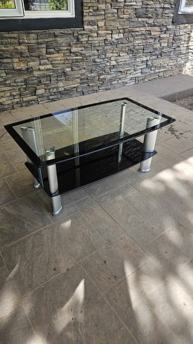 Modern Glass Coffee Table – Excellent Condition