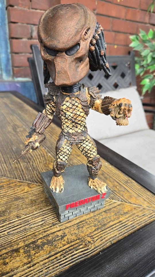 NECA Predator 2 Head Knocker Bobblehead slightly broken - photo 3