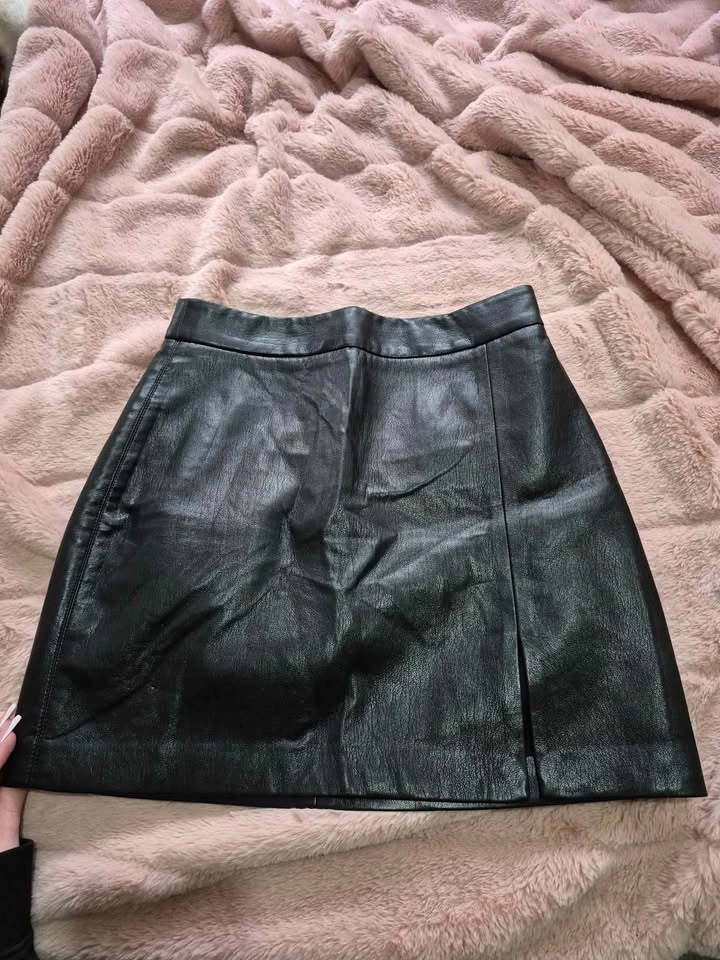 Size 0 Aritzia/Wilfred skirt