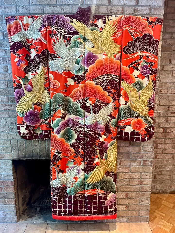 Vintage Embroidered Japanese Ceremonial Uchikake Kimono - photo 2