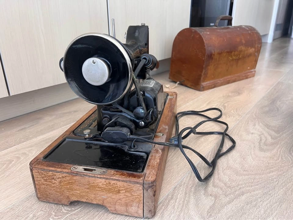 1939 Singer 99K Electric Sewing Machine - photo 5