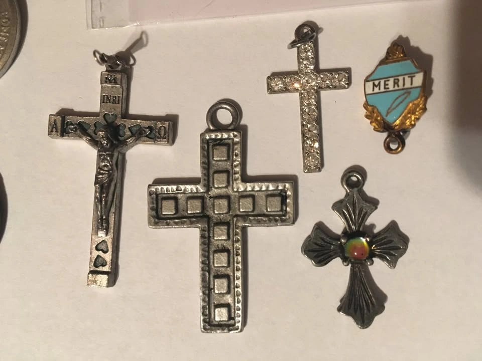 Religious Lot: Pope John Paul II Medal, Cross Charms, Pins - photo 2