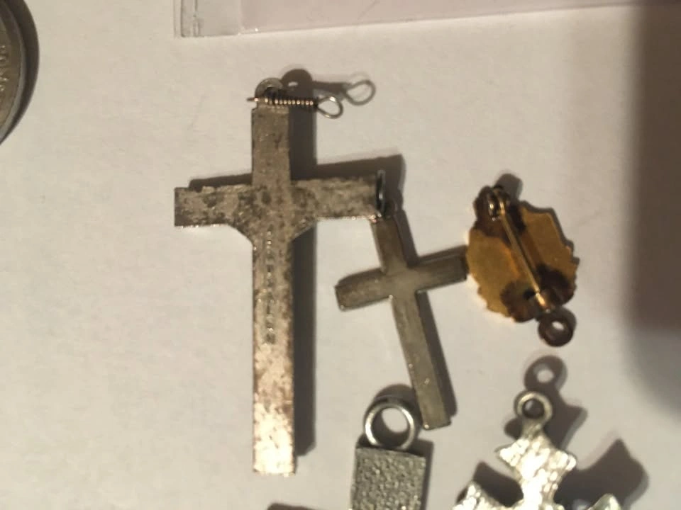 Religious Lot: Pope John Paul II Medal, Cross Charms, Pins - photo 4