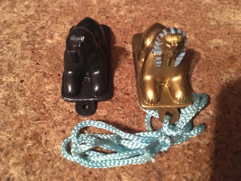 LOT OF 11 EGYPTIAN PLASTIC CHARMS KEYCHAINS SPHINX KING TUT - photo 2