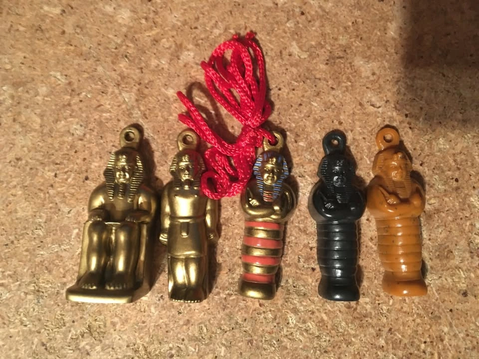 LOT OF 11 EGYPTIAN PLASTIC CHARMS KEYCHAINS SPHINX KING TUT - photo 5