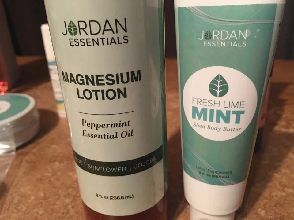 LOT OF 20 JORDAN ESSENTIALS GLOW & GO HELIO MAGNESIUM LOTION - photo 4