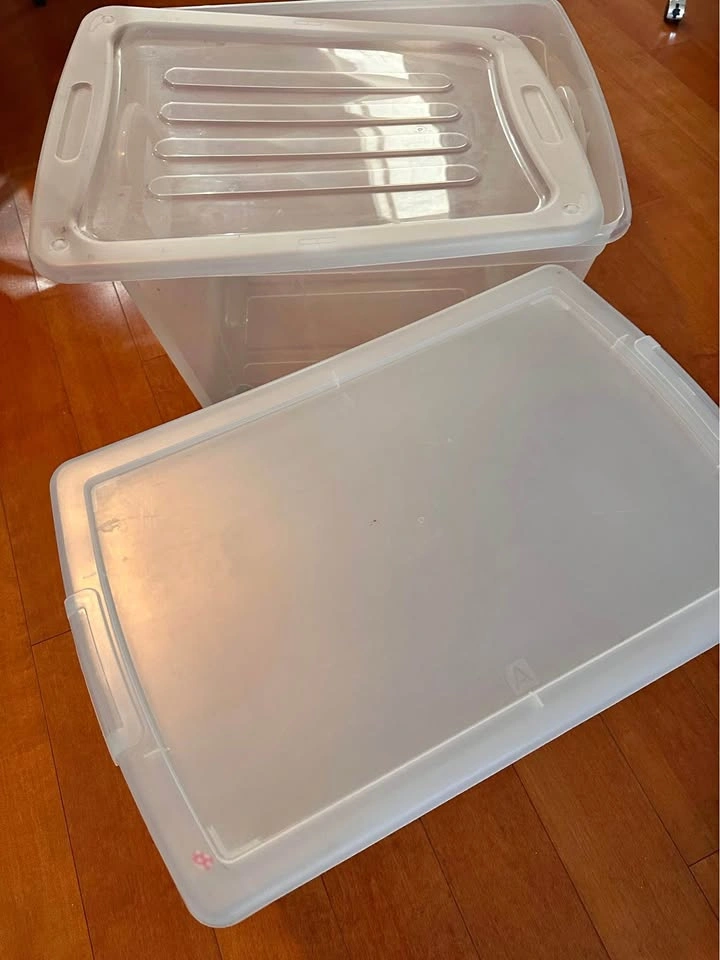 Plastic storage containers