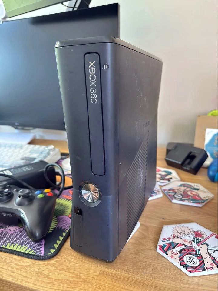 Xbox 360 S (doesn’t stay on) + 2 controllers