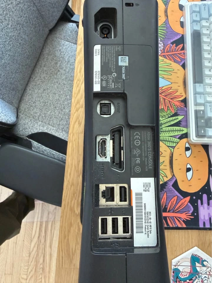 Xbox 360 S (doesn’t stay on) + 2 controllers - photo 3