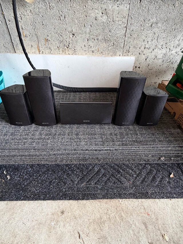 Onkyo surround sound speaker set