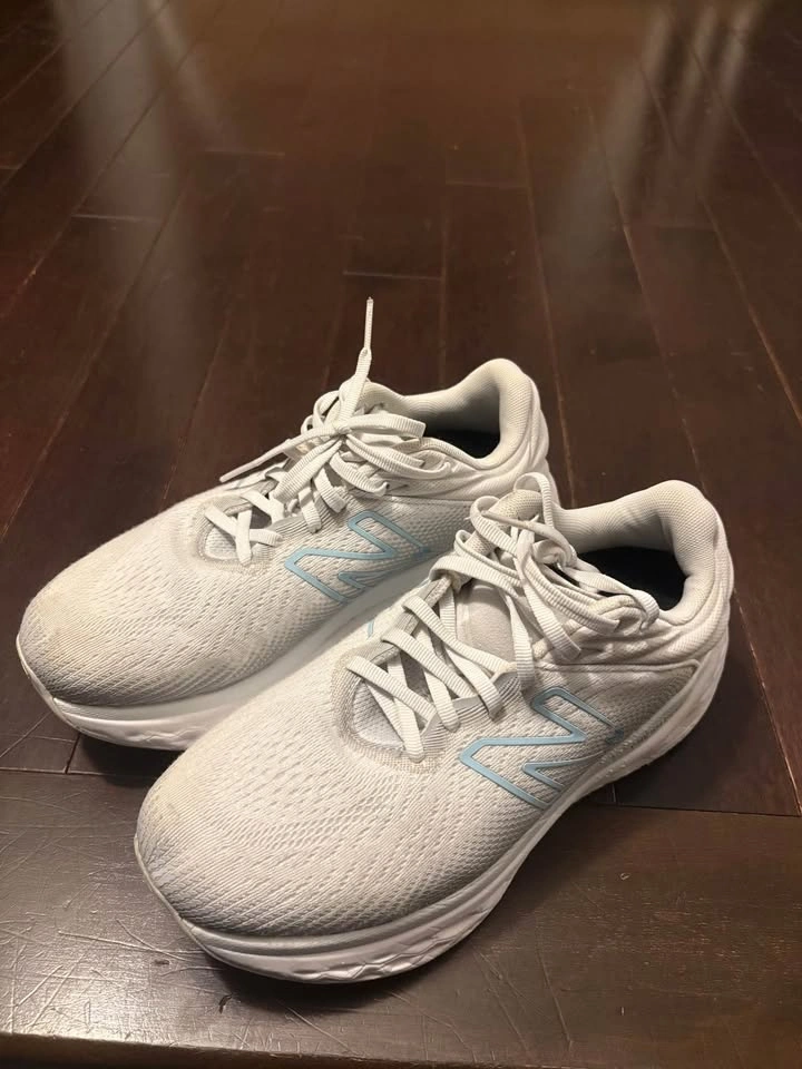 Size 8 Wide Women’s New Balance Running Shoes - photo 2