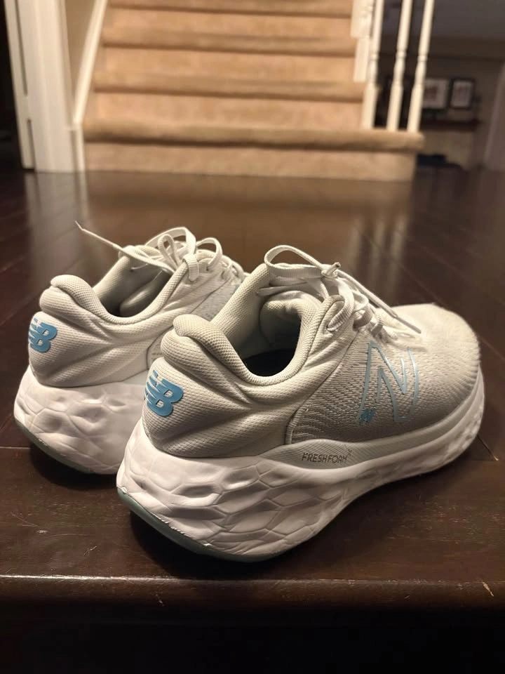Size 8 Wide Women’s New Balance Running Shoes - photo 4