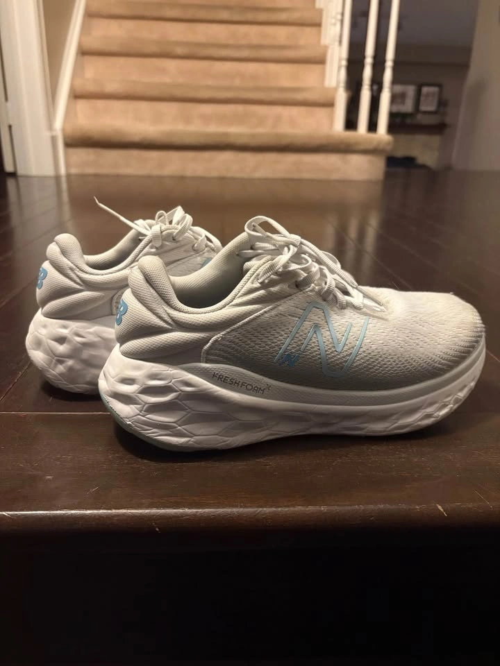 Size 8 Wide Women’s New Balance Running Shoes - photo 5