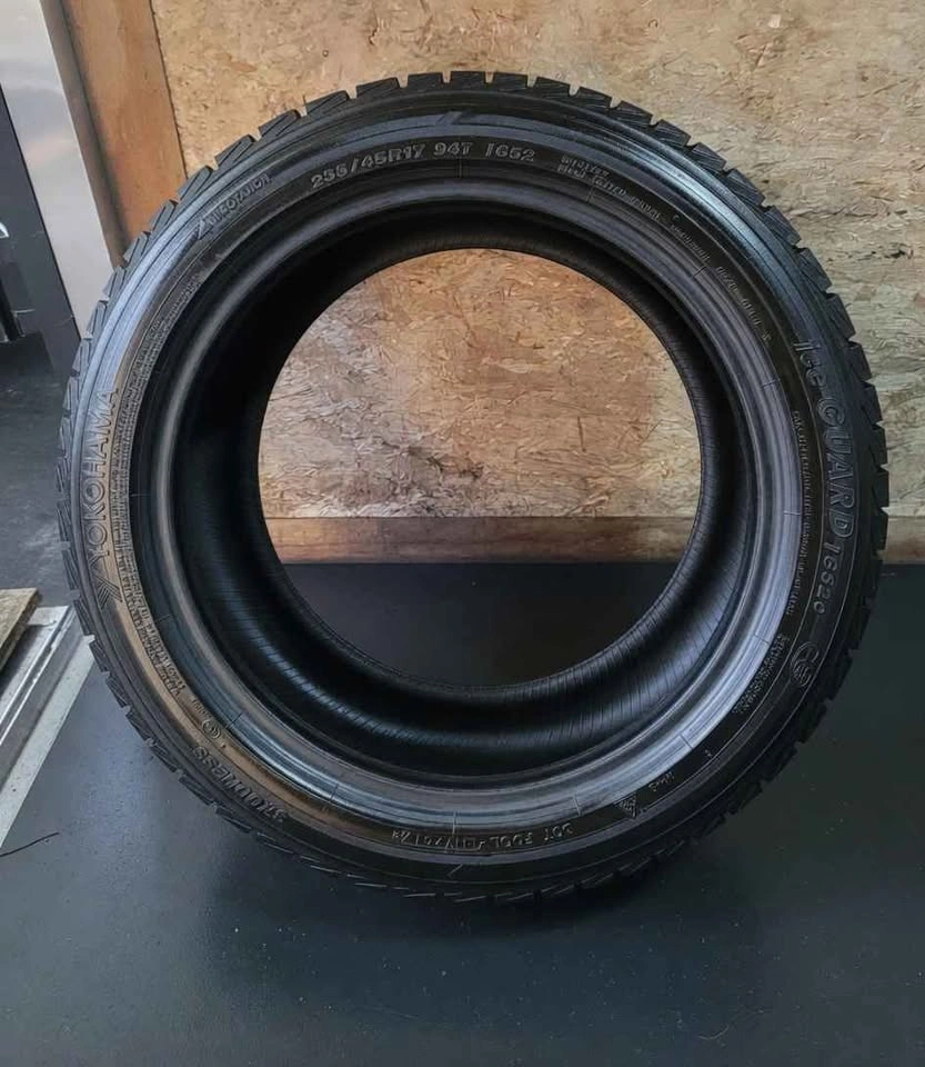 Yokohama winter Tire 235/45/17 basically new - photo 2