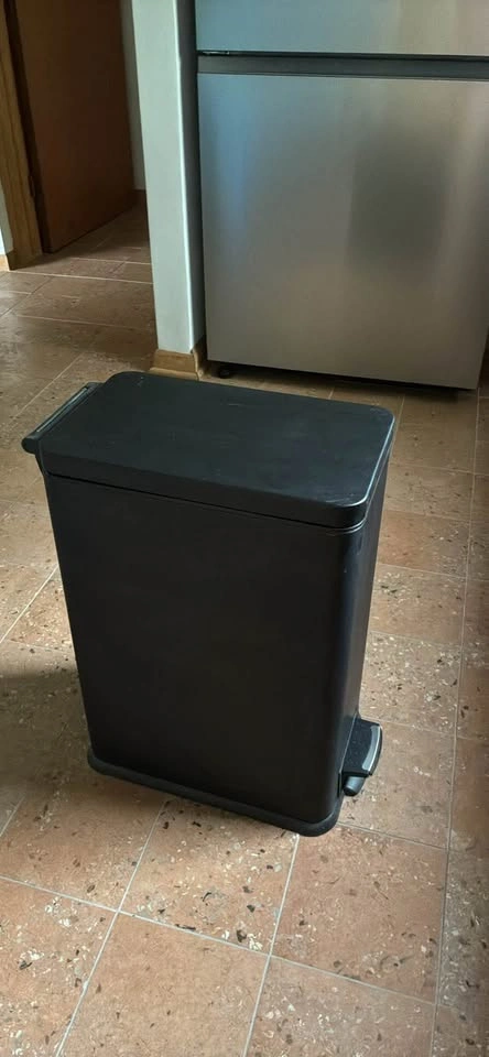 Garbage can step lid 22”H x 9”W x 18”D