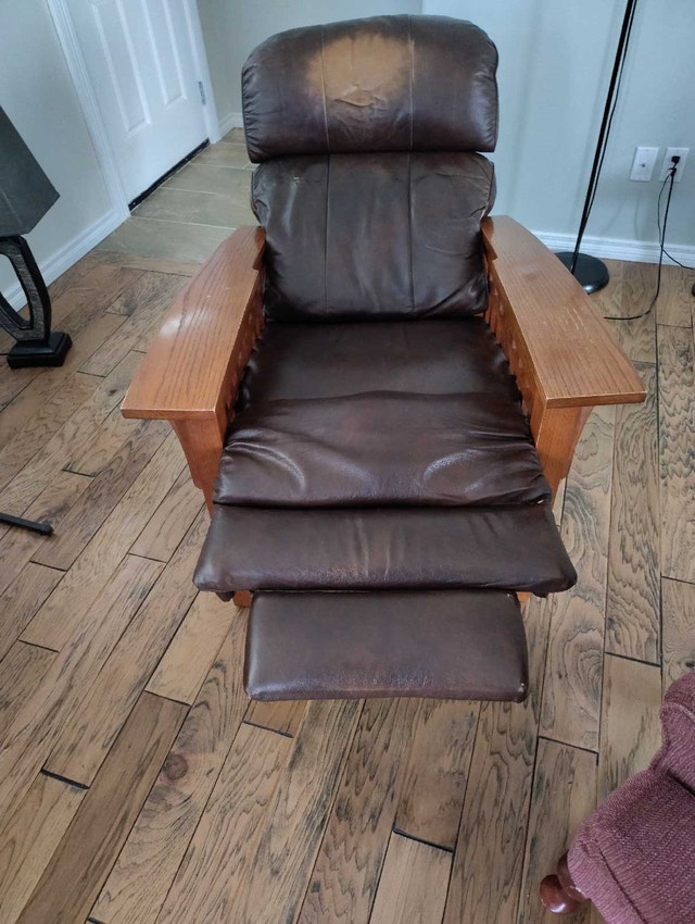 Leather Laz-y-boy recliner - photo 2