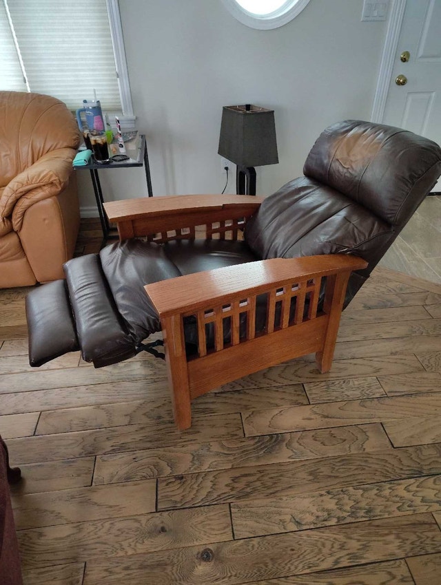Leather Laz-y-boy recliner - photo 3